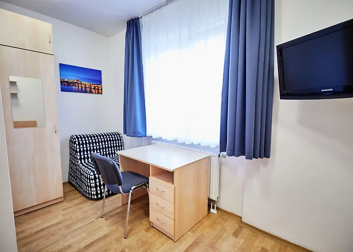 University Hotel מלון