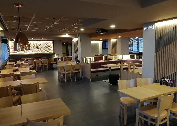 University Hotel 酒店