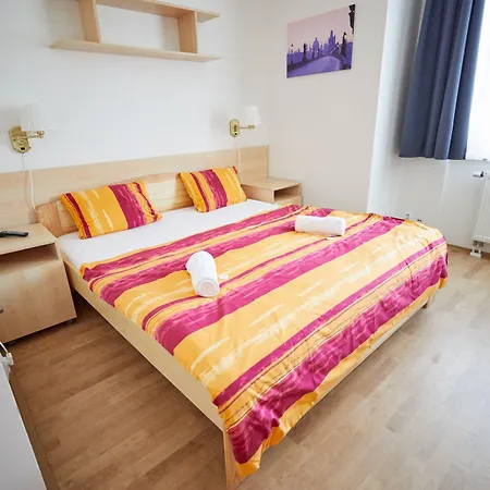 University Hotel 2* פראג